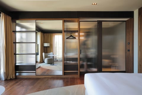 Signature Suite, 1 King Bed (Keight) | Minibar, in-room safe, soundproofing, iron/ironing board