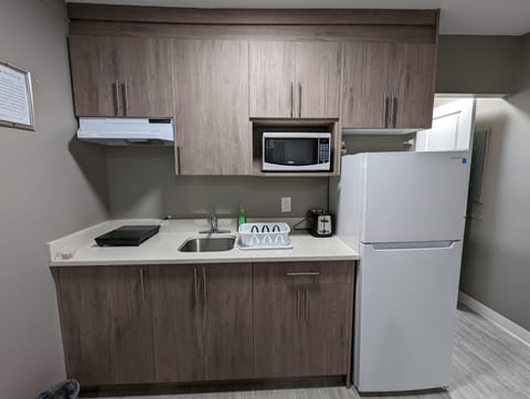 Full-size fridge, microwave, stovetop, electric kettle