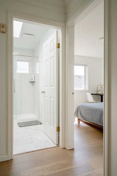 Economy Room | Bathroom | Shower, rainfall showerhead, hair dryer, slippers