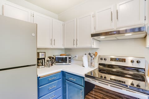 Apartment (2 Bedrooms) | Private kitchen | Cookware/dishes/utensils, paper towels