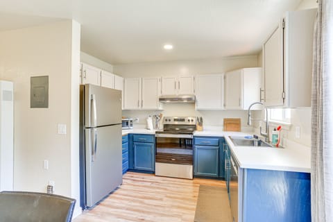 Apartment (2 Bedrooms) | Private kitchen | Cookware/dishes/utensils, paper towels