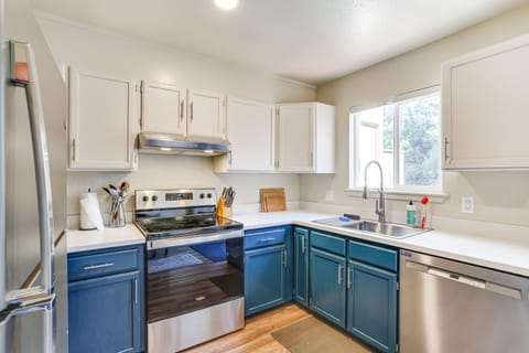 Apartment (2 Bedrooms) | Private kitchen | Cookware/dishes/utensils, paper towels