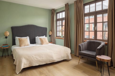 Soundproofing, free WiFi, bed sheets