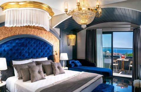 Exclusive Room | 1 bedroom, minibar, in-room safe, laptop workspace