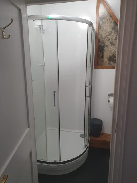 Triple Room (Room 4) | Bathroom | Free toiletries