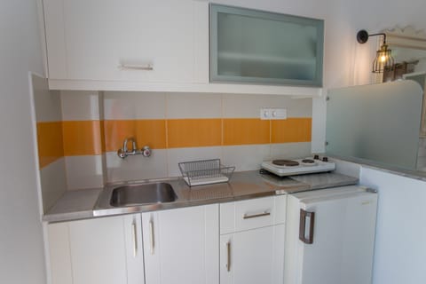 Fridge, stovetop, coffee/tea maker, electric kettle