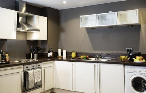 Royal Apartment, 1 Bedroom, Non Smoking, Kitchen | Private kitchen | Full-size fridge, microwave, oven, stovetop