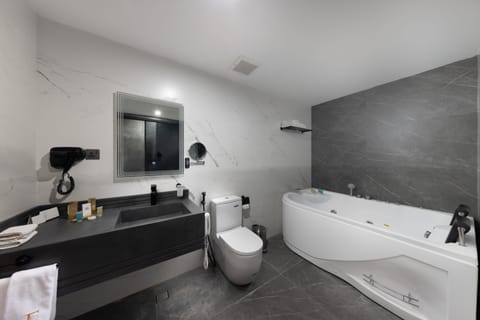 Suite with Spa Bath | Bathroom | Shower, rainfall showerhead, free toiletries, hair dryer