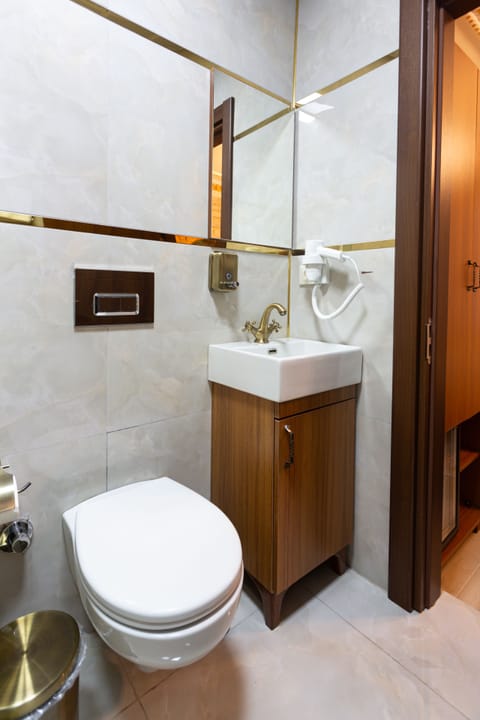 Double Room | Bathroom | Shower, rainfall showerhead, hair dryer, slippers