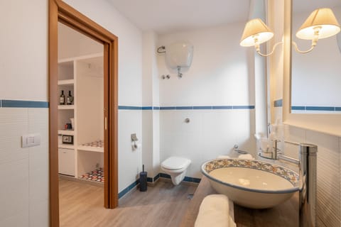 Family Quadruple Room | Bathroom | Shower, rainfall showerhead, hair dryer, bidet