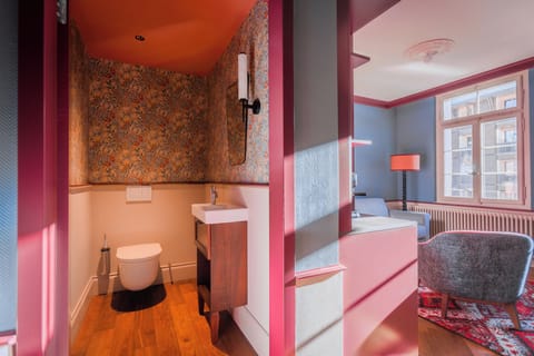 Junior Suite | Bathroom | Free toiletries, hair dryer, bathrobes, slippers