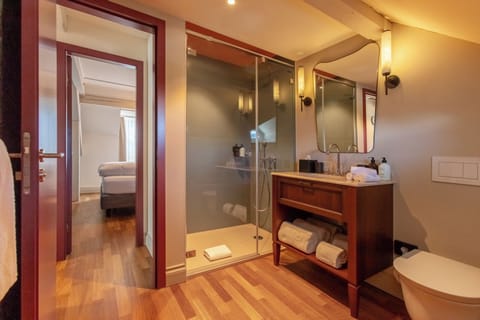 Maisonette Apartment Corner | Bathroom | Shower, rainfall showerhead, free toiletries, hair dryer