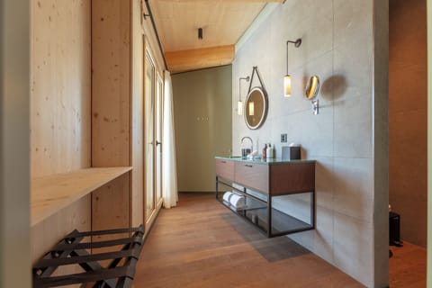 Hypo-allergenic bedding, down comforters, minibar, in-room safe