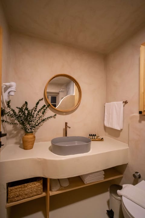 Exclusive Room | Bathroom | Shower, rainfall showerhead, designer toiletries, hair dryer