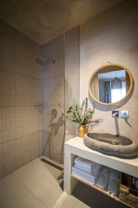 Deluxe Suite | Bathroom | Shower, rainfall showerhead, designer toiletries, hair dryer