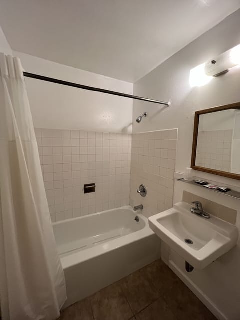 Combined shower/tub, free toiletries, hair dryer, towels