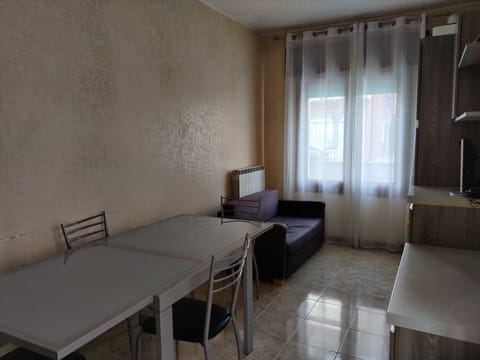 Apartment, 1 Bedroom | Dining room