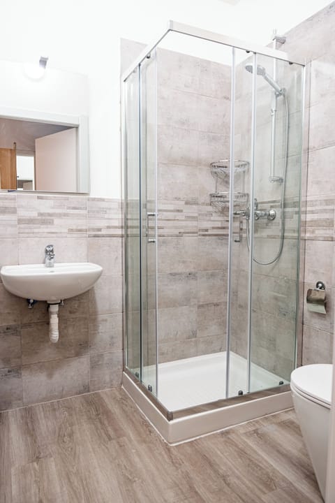 Basic Double or Twin Room | Bathroom | Hair dryer, towels