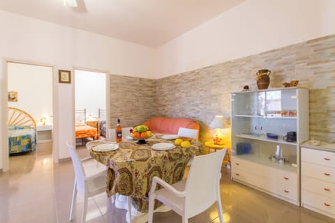 Standard House, 2 Bedrooms (Villetta Rossa with garden) | Dining room