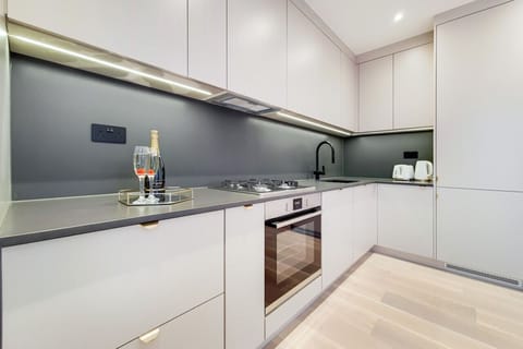 Deluxe Apartment | Private kitchen | Electric kettle, dining tables