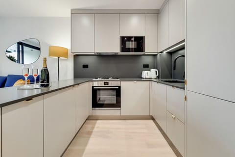 Deluxe Apartment | Private kitchen | Electric kettle, dining tables