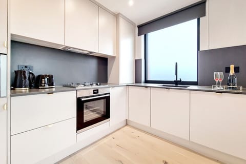 Deluxe Apartment, 1 Bedroom | Private kitchen | Electric kettle, dining tables