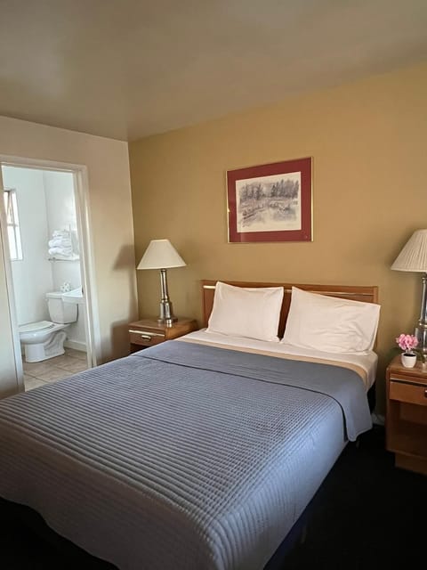 Room, 1 Queen Bed | Free WiFi, bed sheets