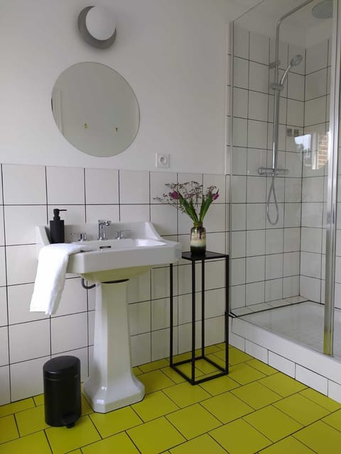 Classic Double Room | Bathroom | Shower, rainfall showerhead, free toiletries, hair dryer