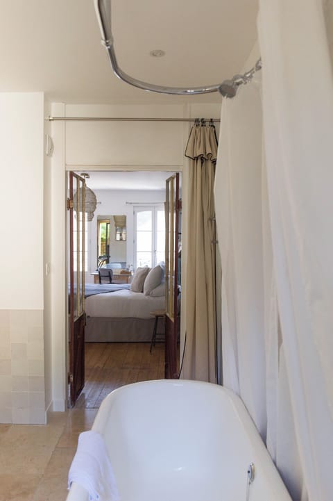 Comfort Double Room | Bathroom | Shower, rainfall showerhead, free toiletries, hair dryer