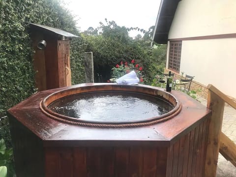 Villa | Outdoor spa tub