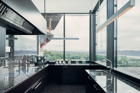 Maestro Suite, 400 m2, inspired by Maestro Herbert v. Karajan, Butler, Spa Access (12 years+) | Private kitchen | Electric kettle