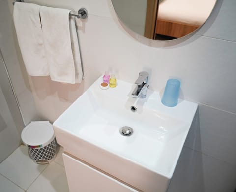 Classic Double Room | Bathroom | Free toiletries