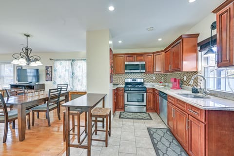 House (2 Bedrooms) | Private kitchen | Microwave, oven, stovetop, dishwasher