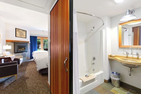 Classic Double Room | Bathroom | Shower, free toiletries, towels, soap