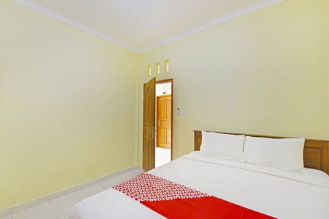 Standard Double Room | Free WiFi, bed sheets