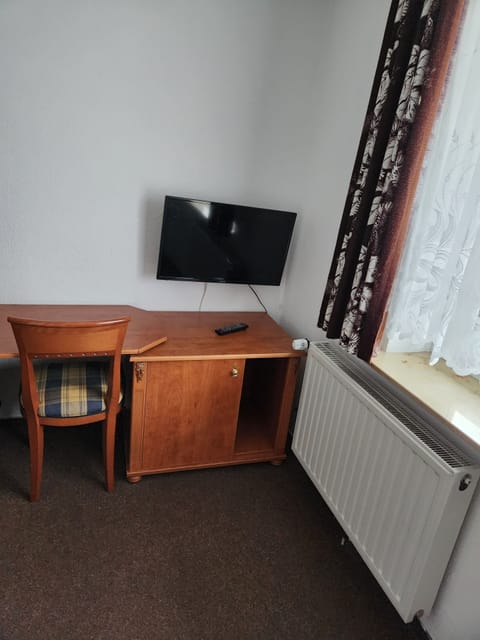 Basic Single Room | Hypo-allergenic bedding, desk, free WiFi