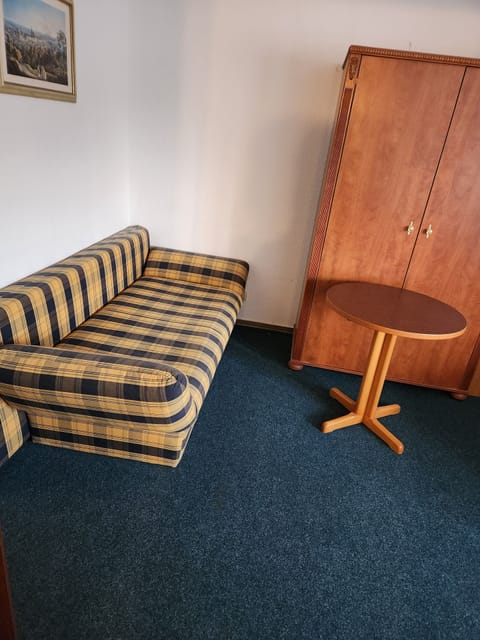 Hypo-allergenic bedding, desk, free WiFi