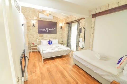 Deluxe Triple Room | Iron/ironing board, free WiFi