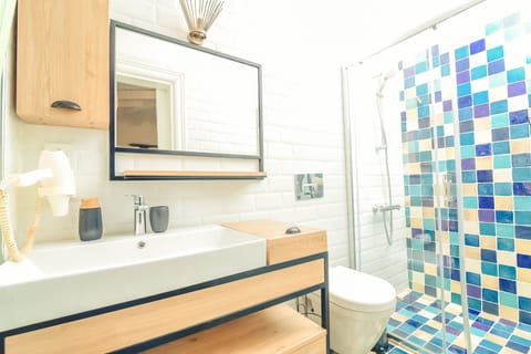 Deluxe Room | Bathroom | Slippers