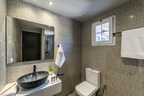 Junior Suite | Bathroom | Shower, free toiletries, hair dryer, slippers