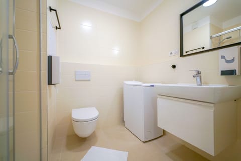 Business Apartment | Bathroom | Free toiletries, hair dryer, towels, toilet paper