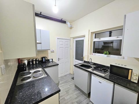 House | Private kitchen | Fridge, microwave, oven, stovetop