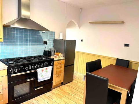 House | Private kitchen | Fridge, microwave, oven, stovetop