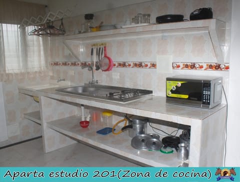 Private kitchen | Fridge, blender, griddle, cookware/dishes/utensils