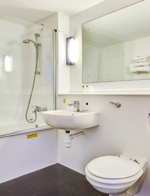 Standard Double Room, 1 Double Bed | Bathroom | Free toiletries, hair dryer, towels, soap