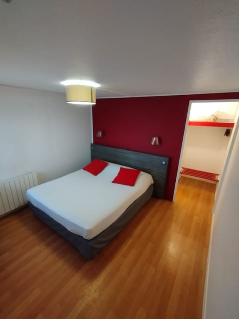 Standard Room, 1 Queen Bed | Desk, iron/ironing board, travel crib, free WiFi