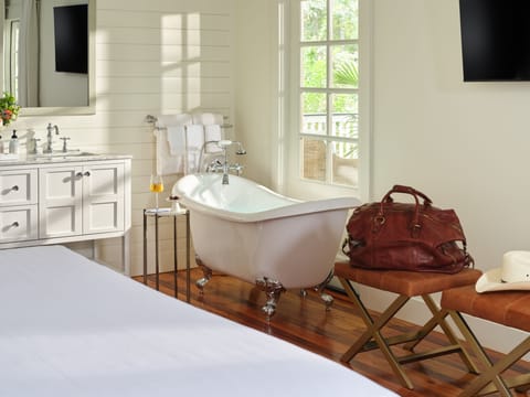 Deluxe Suite | Deep soaking bathtub