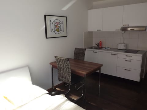 Studio | Private kitchenette | Stovetop