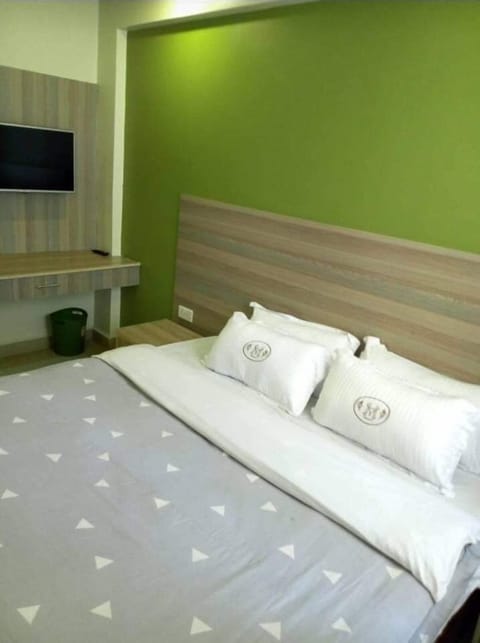 Deluxe Double Room Single Use, 1 Bedroom, Smoking, City View | Laptop workspace, free WiFi