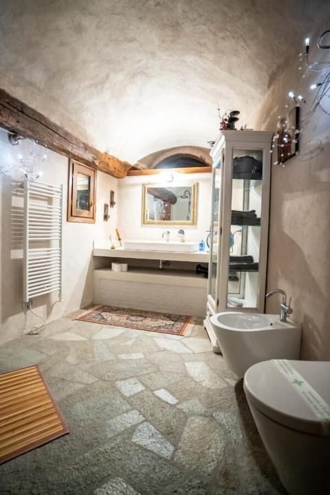 Exclusive Double Room | Bathroom | Free toiletries, hair dryer, bathrobes, slippers